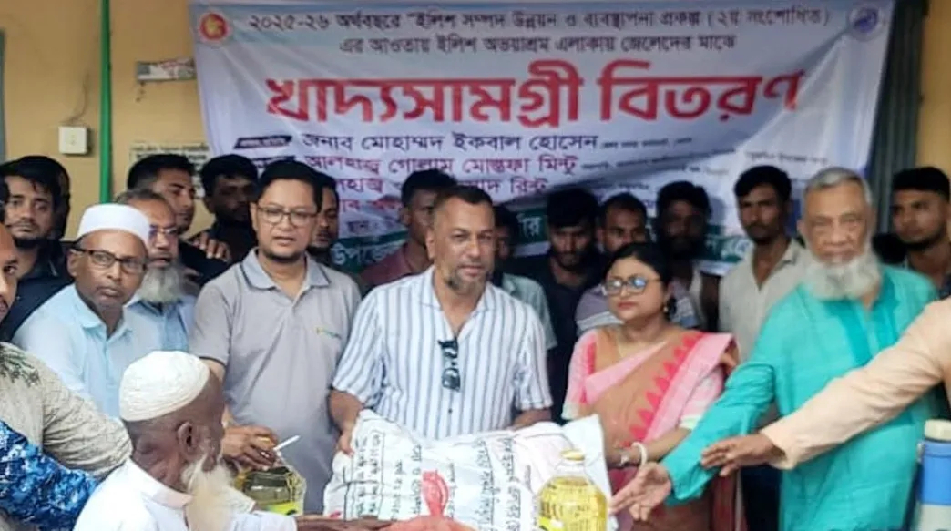তজুমদ্দিনে ইলিশ অভয়াশ্রম এলাকার জেলেদের মাঝে খাদ্য সহায়তা বিতরণ 